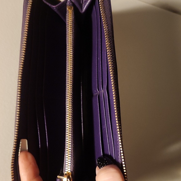 Prada Wallet - Picture 4 of 9